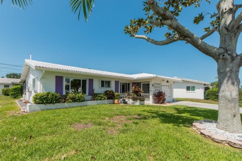 House in Seminole, Florida 2 bedrooms, 125.88 sq.m. № 2308542