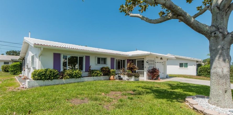 House in Seminole, Florida 2 bedrooms, 125.88 sq.m. № 2308542