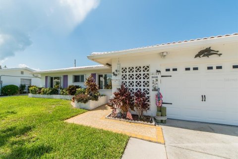 House in Seminole, Florida 2 bedrooms, 125.88 sq.m. № 2308542 - photo 3