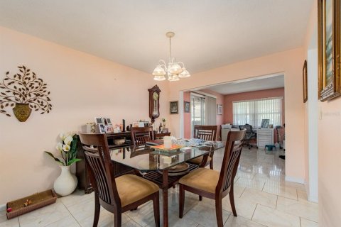 House in Seminole, Florida 2 bedrooms, 125.88 sq.m. № 2308542 - photo 11