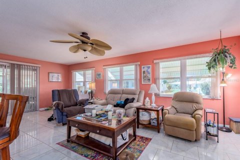 House in Seminole, Florida 2 bedrooms, 125.88 sq.m. № 2308542 - photo 13