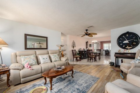 House in Seminole, Florida 2 bedrooms, 125.88 sq.m. № 2308542 - photo 6