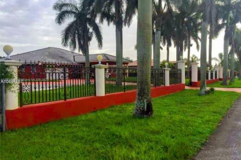 House in Homestead, Florida 7 bedrooms, 342.07 sq.m. № 1936591 - photo 1
