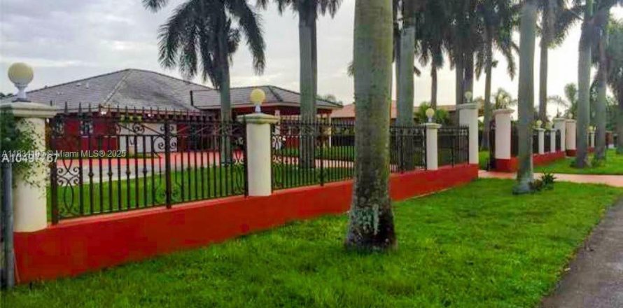 House in Homestead, Florida 7 bedrooms, 342.07 sq.m. № 1936591