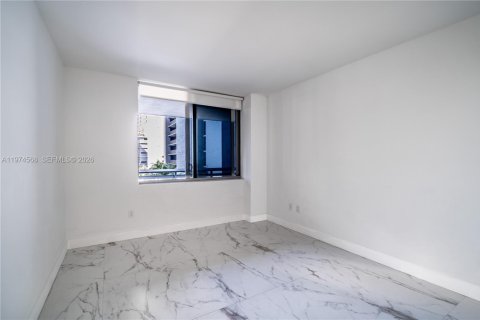 Condo in North Miami Beach, Florida, 2 bedrooms  № 2036190 - photo 7