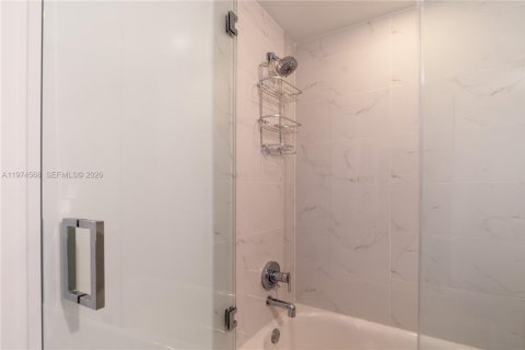 Condo in North Miami Beach, Florida, 2 bedrooms  № 2036190 - photo 11