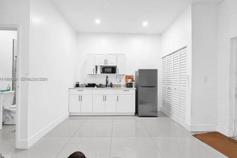 Propiedad comercial en Miami, Florida 1 dormitorio, 173.73 m2 № 2062832