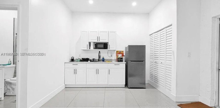 Propiedad comercial en Miami, Florida 1 dormitorio, 173.73 m2 № 2062832