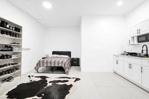 Propiedad comercial en alquiler en Miami, Florida, 1 dormitorio, 173.73 m2 № 2062832 - foto 2