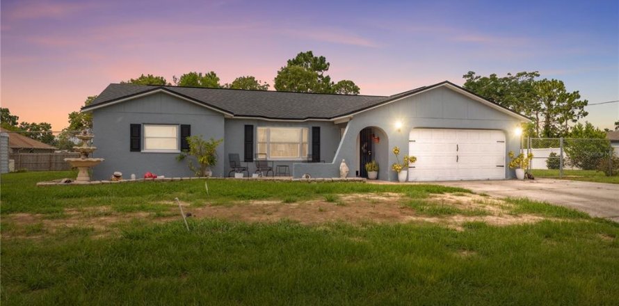 House in Spring Hill, Florida 5 bedrooms, 311.22 sq.m. № 1831792