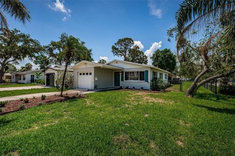 House in Saint Petersburg, Florida 2 bedrooms, 95.78 sq.m. № 1801322 - photo 2