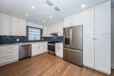 House in Saint Petersburg, Florida 2 bedrooms, 95.78 sq.m. № 1801322 - photo 12