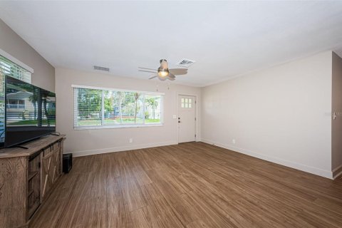 House in Saint Petersburg, Florida 2 bedrooms, 95.78 sq.m. № 1801322 - photo 6
