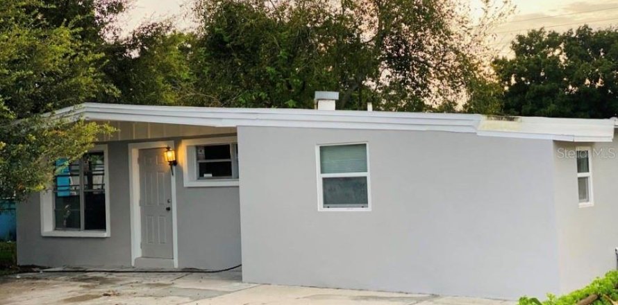 House in Tampa, Florida 3 bedrooms, 82.87 sq.m. № 2209206
