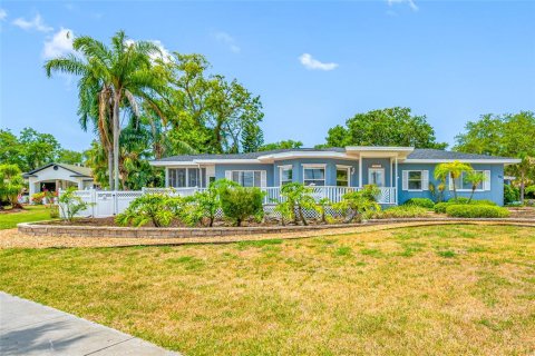 House in Tarpon Springs, Florida 3 bedrooms, 230.12 sq.m. № 1684656 - photo 2