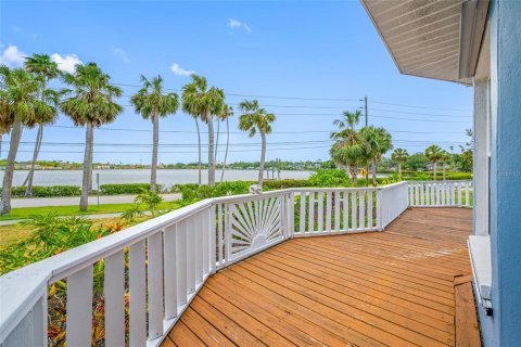 House in Tarpon Springs, Florida 3 bedrooms, 230.12 sq.m. № 1684656 - photo 9