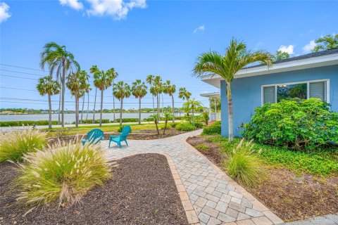 House in Tarpon Springs, Florida 3 bedrooms, 230.12 sq.m. № 1684656 - photo 4