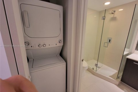 Condominio en alquiler en Miami, Florida, 1 dormitorio, 78.32 m2 № 2013404 - foto 13