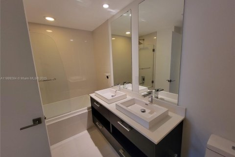 Condominio en alquiler en Miami, Florida, 1 dormitorio, 78.32 m2 № 2013404 - foto 10