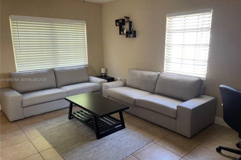 House in North Miami Beach, Florida 2 bedrooms, 81.75 sq.m. № 1994635
