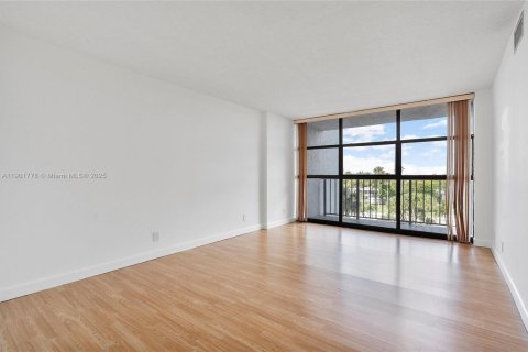 Condo in Hallandale Beach, Florida, 1 bedroom  № 1953248 - photo 22