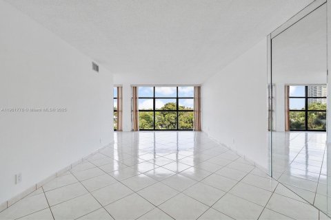 Condo in Hallandale Beach, Florida, 1 bedroom  № 1953248 - photo 7