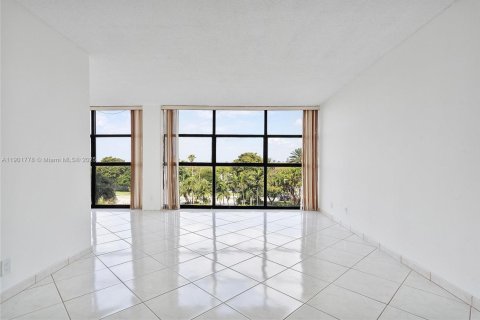 Condo in Hallandale Beach, Florida, 1 bedroom  № 1953248 - photo 10