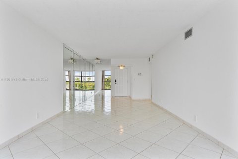Condo in Hallandale Beach, Florida, 1 bedroom  № 1953248 - photo 15