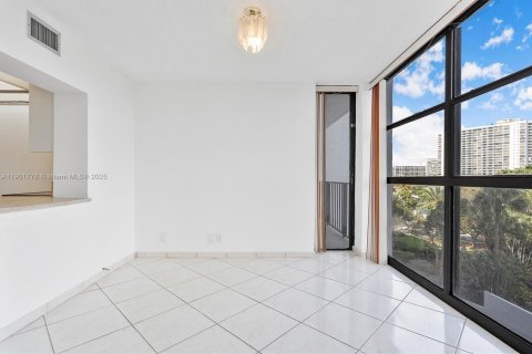 Condo in Hallandale Beach, Florida, 1 bedroom  № 1953248 - photo 12
