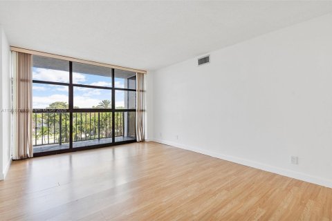 Condo in Hallandale Beach, Florida, 1 bedroom  № 1953248 - photo 24