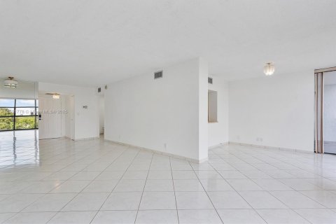 Condo in Hallandale Beach, Florida, 1 bedroom  № 1953248 - photo 11