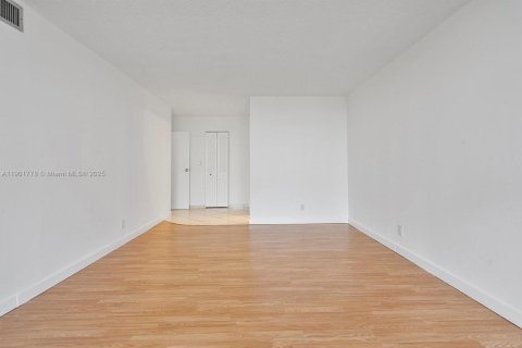 Condo in Hallandale Beach, Florida, 1 bedroom  № 1953248 - photo 26