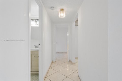 Condo in Hallandale Beach, Florida, 1 bedroom  № 1953248 - photo 18