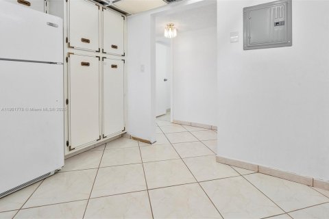 Condo in Hallandale Beach, Florida, 1 bedroom  № 1953248 - photo 21