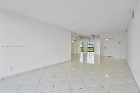 Condo in Hallandale Beach, Florida, 1 bedroom  № 1953248 - photo 14
