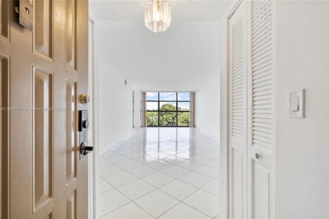 Condo in Hallandale Beach, Florida, 1 bedroom  № 1953248 - photo 6