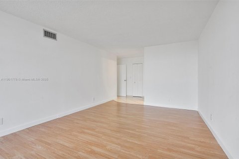 Condo in Hallandale Beach, Florida, 1 bedroom  № 1953248 - photo 25