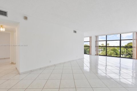 Condo in Hallandale Beach, Florida, 1 bedroom  № 1953248 - photo 8