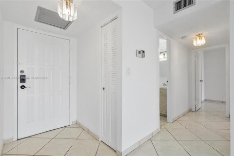 Condo in Hallandale Beach, Florida, 1 bedroom  № 1953248 - photo 17