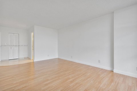 Condo in Hallandale Beach, Florida, 1 bedroom  № 1953248 - photo 27