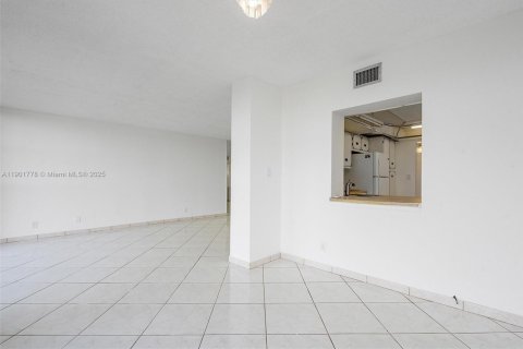 Condo in Hallandale Beach, Florida, 1 bedroom  № 1953248 - photo 13