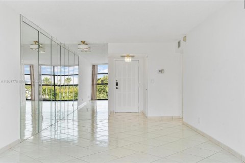 Condo in Hallandale Beach, Florida, 1 bedroom  № 1953248 - photo 16