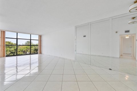 Condo in Hallandale Beach, Florida, 1 bedroom  № 1953248 - photo 9