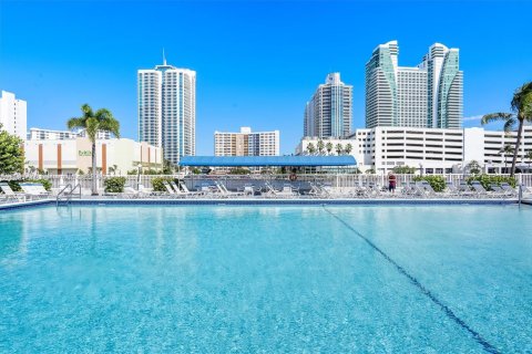 Condo in Hallandale Beach, Florida, 1 bedroom  № 1953248 - photo 2