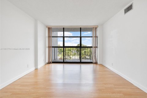 Condo in Hallandale Beach, Florida, 1 bedroom  № 1953248 - photo 23