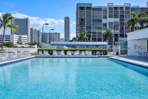 Condo in Hallandale Beach, Florida, 1 bedroom  № 1953248 - photo 1