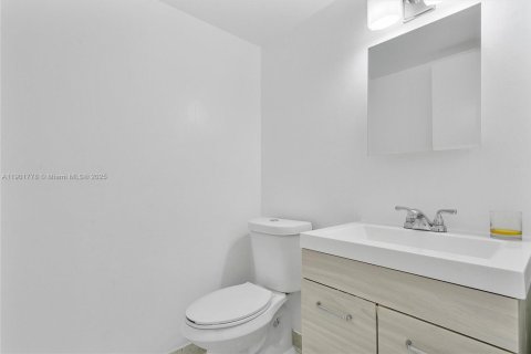 Condo in Hallandale Beach, Florida, 1 bedroom  № 1953248 - photo 29