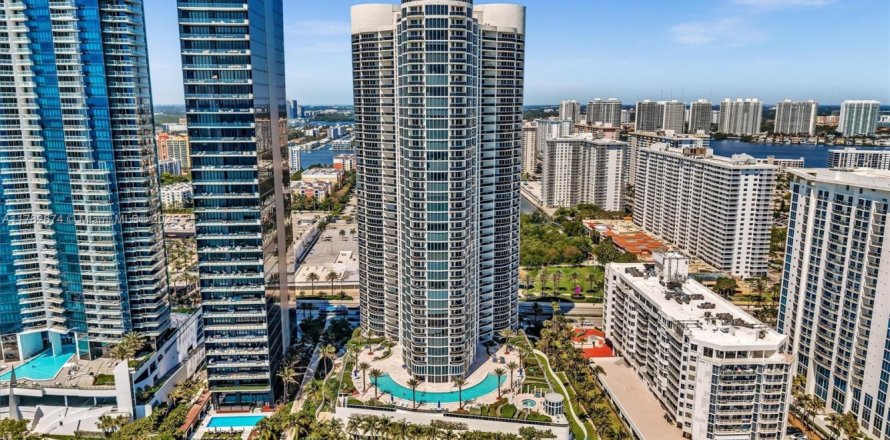 Condo à Sunny Isles Beach, Floride, 2 chambres  № 1735799