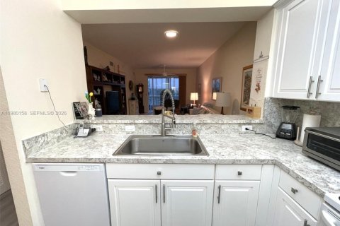 Condo in Tamarac, Florida, 2 bedrooms № 2046381 - photo 6