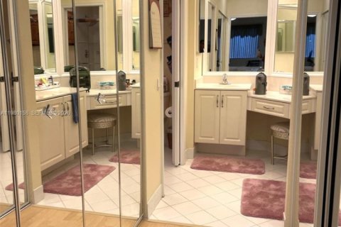 Condo in Tamarac, Florida, 2 bedrooms № 2046381 - photo 18